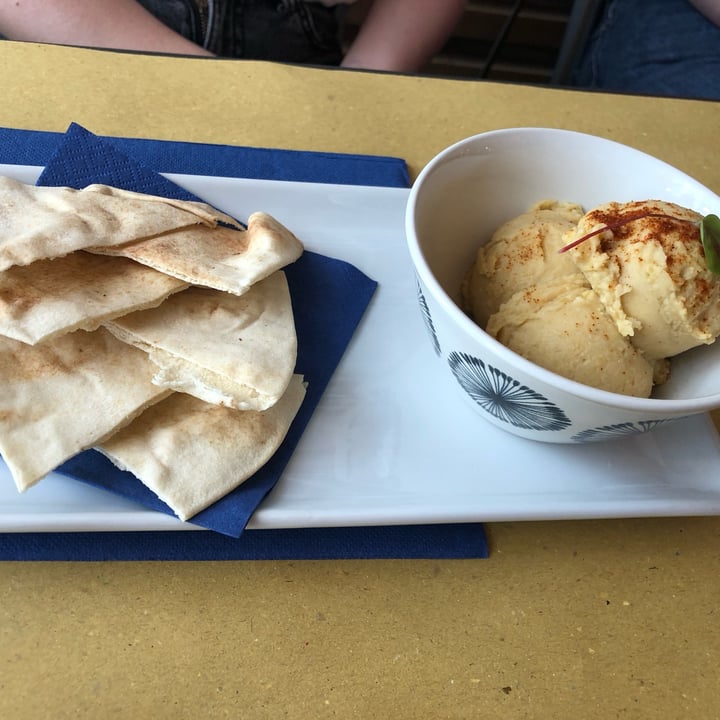 photo of Lo Fai Hummus con pane Siriano shared by @manuvegan on  21 May 2022 - review