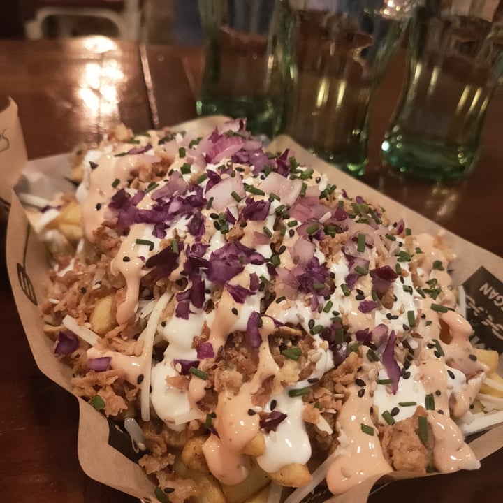 photo of Mad Mad Vegan Supreme yaya fries shared by @lunafernandez on  20 May 2021 - review