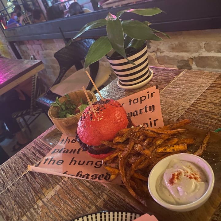 review photo of The Hungry Tapir Pink Bombshell Burger shared by @culinaryworkout on 22 May 2022 - review