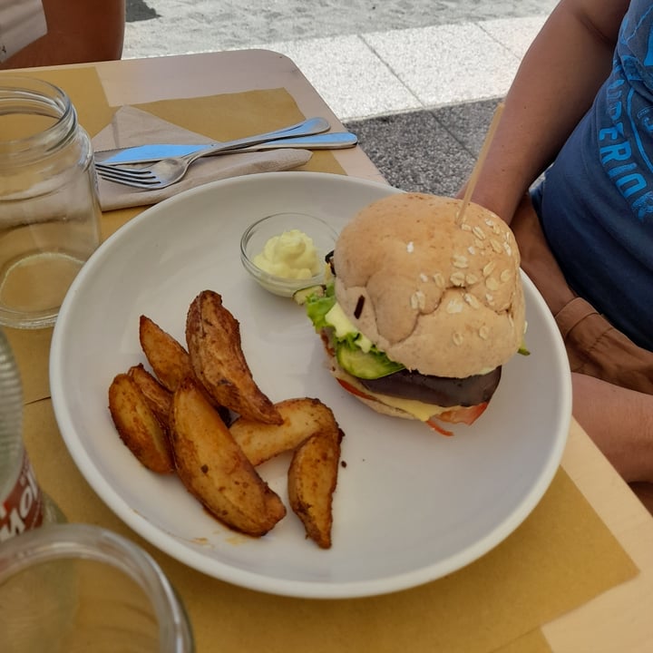 review photo of Holy Beach Holy Burger shared by @luciacanonero on 30 Jul 2022 - review