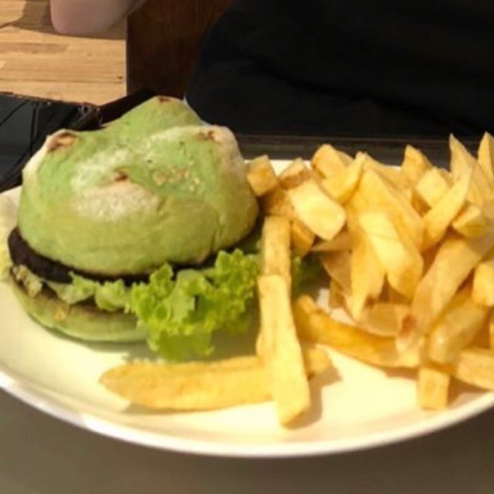 review photo of Loving Hut Hamburguesa De Hongos shared by @irinaesposito on 04 May 2020 - review