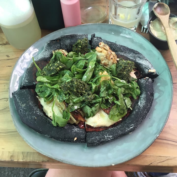 photo of Hierbabuena Black Pizza Con Queso Vegano Y Rucula shared by @lauchis on  14 Nov 2021 - review