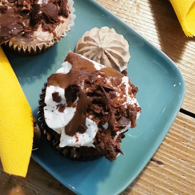 Foto del piatto “Cupcake Al Farro Integrale Banana, Crema Alla Vaniglia E Scaglie Di Cioccolato”