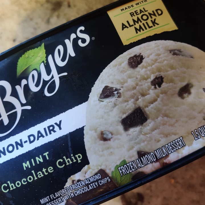 photo of Breyers Non-Dairy Mint Chocolate Chip shared by @vegun on  06 Nov 2021 - review