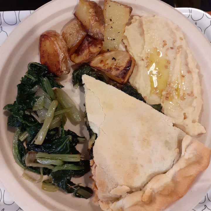 review photo of Col Cavolo - Vegan Bistrot Erbazzone con cavolfiore al forno e hummus di ceci shared by @luciadilet on 15 Apr 2022 - review