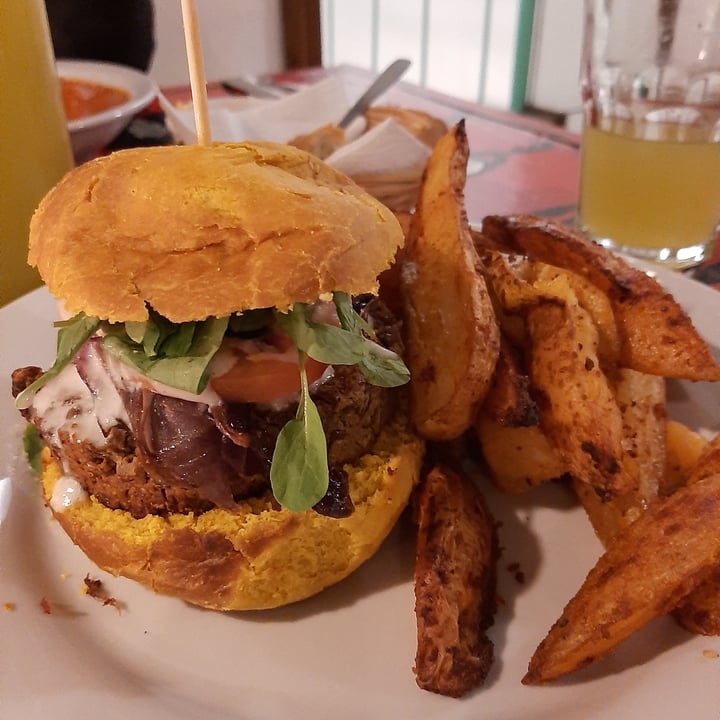 photo of Casa Munay Hamburguesa vegana con papas fritas shared by @lauchaons2 on  08 Aug 2021 - review
