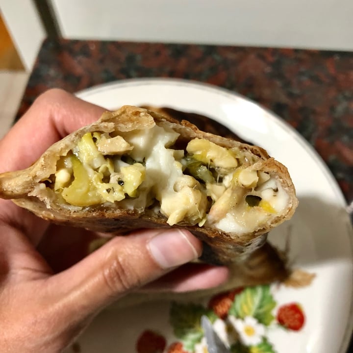 photo of Coma, Veggie Empanada de zucchini, zapallitos, castañas de cajú con queso de almendras shared by @vegandann on  08 Jul 2022 - review