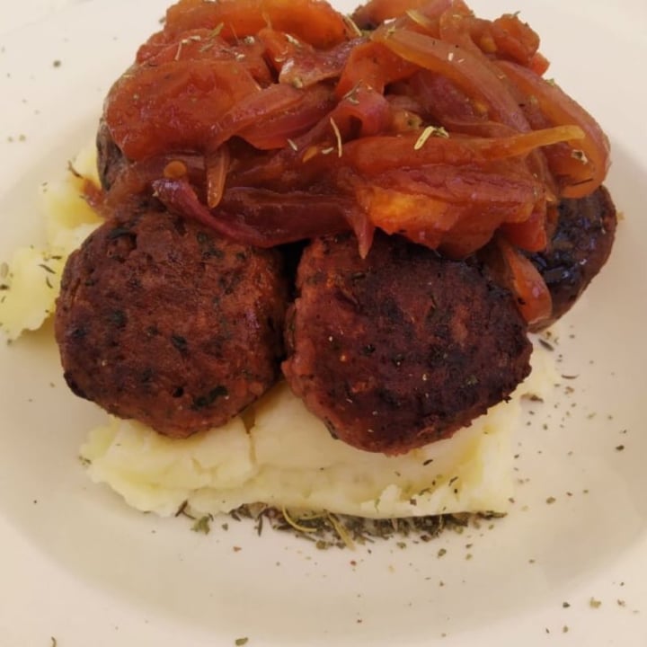 photo of Pure Café Beyond meatballs, mash and smoor (relish) shared by @mayahintenaus on  30 Aug 2020 - review