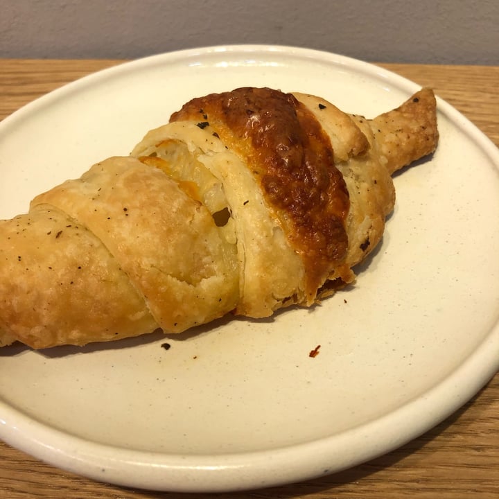 review photo of Alba Café & Pizza croissant de queso shared by @viviana-ripe on 25 Jun 2022 - review