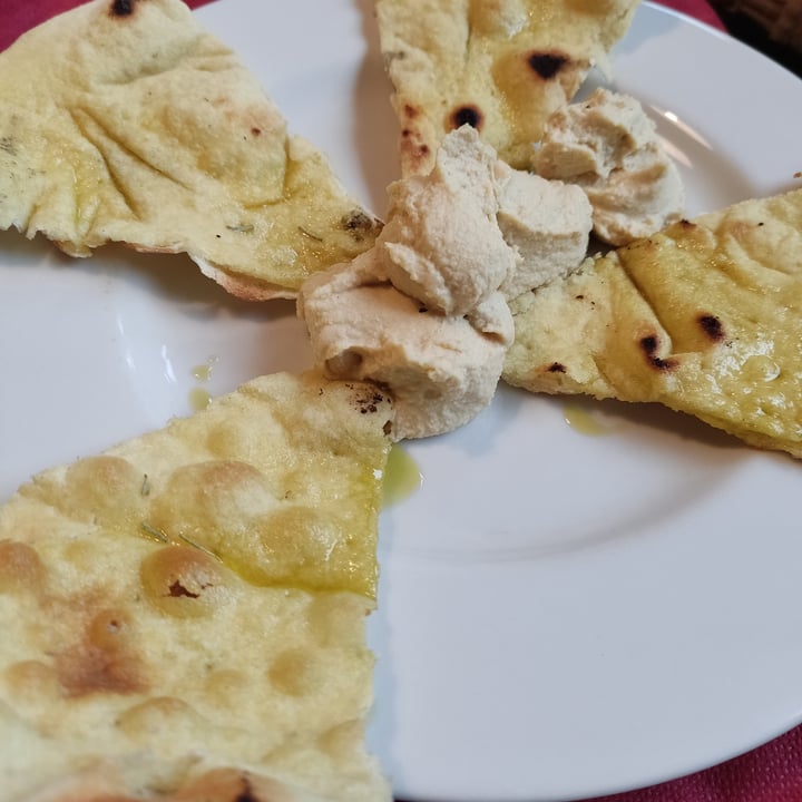 photo of Il Peperino Hummus and focaccia shared by @frnki on  02 Apr 2022 - review