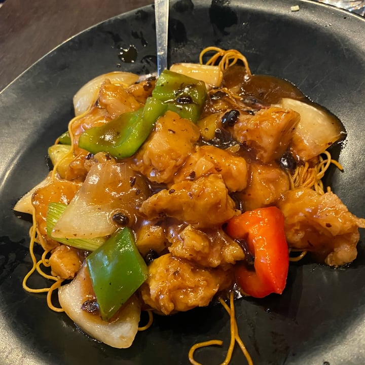 photo of Plum Valley 梅花村 | Upmarket Cantonese Dining | Dim Sum Crispy Noodles With Mock Chicken In Black Bean Sauce shared by @isabella2409 on  14 May 2022 - review