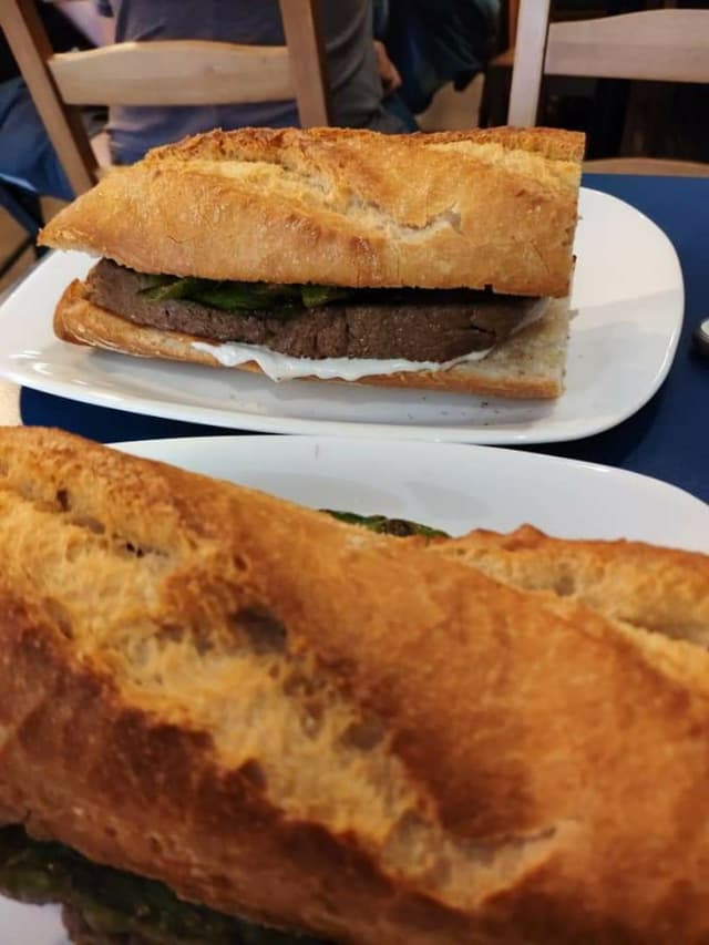 菜肴“Bocadillo de seitan, pimientos y queso untado”的照片