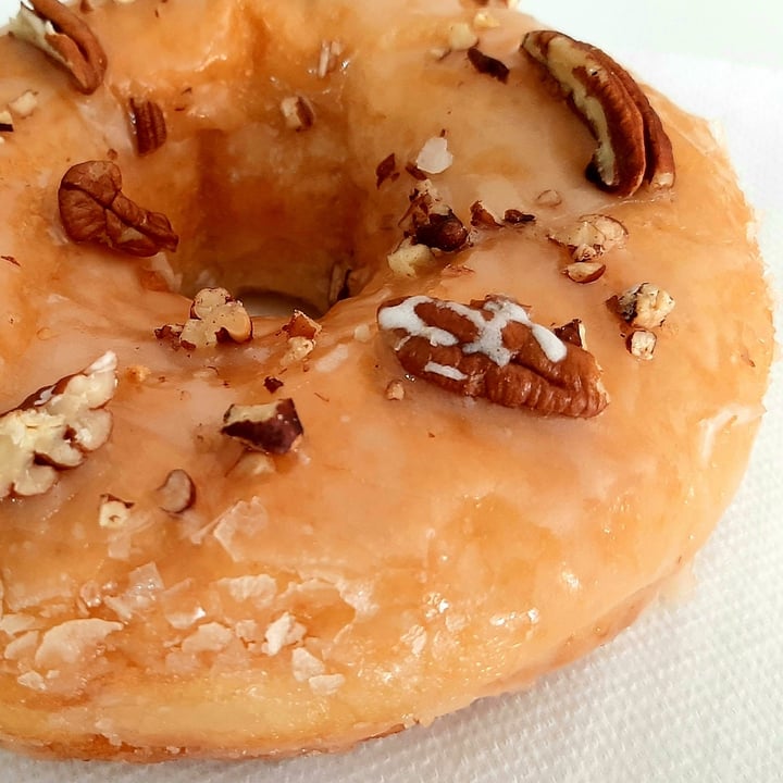 photo of VegAmazing Doughnuts Donut de sirope de arce y nuez pecana shared by @madridvegano on  13 Sep 2020 - review