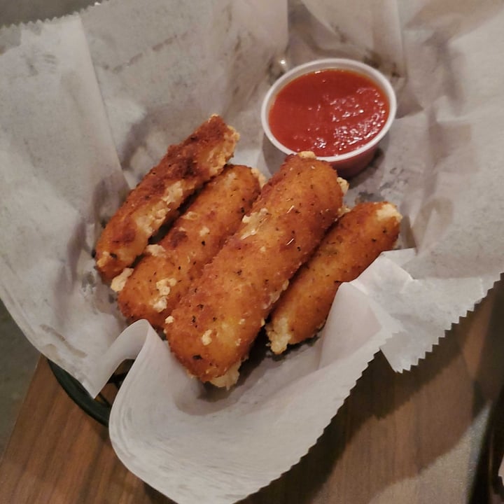 review photo of Triangle Tavern Vegan Mozzarella Sticks shared by @lucyfoxx on 18 Oct 2022 - review