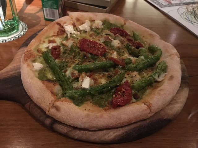 菜肴“Asparagus Pizza”的照片