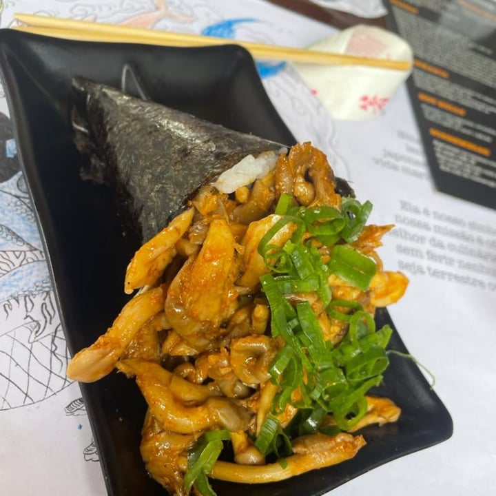 photo of Kora Vegan Sushi Temaki Shimeji Salteado com creme de castanha shared by @tafarelgrolli on  19 Jun 2022 - review