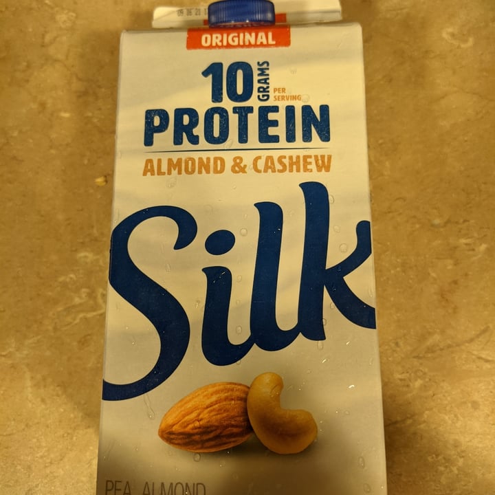 photo of Silk Almond & cashew milk shared by @iheartanimals on  03 Aug 2021 - review