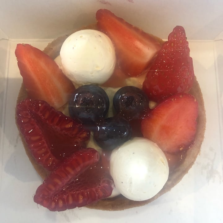 photo of Honeytrap Bakery Summer Berries Tart shared by @brandonthefruit on  04 Sep 2022 - review