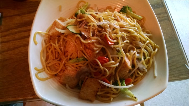 review photo of Red Bento Llc Tofu Yakisoba with Donburi sauce shared by @fwivo on 17 Jun 2018 - review
