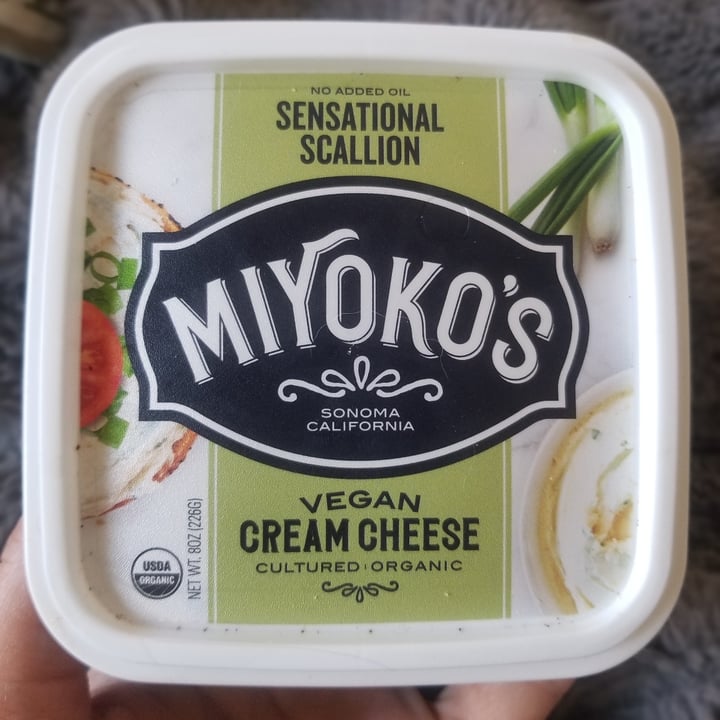 photo of Miyoko's Creamery Cultured Vegan Cream Cheese Savory Scallion shared by @handzandpete on  03 Jun 2020 - review