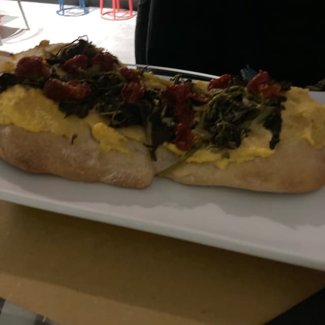 菜肴“Pinsa Con Zucca, Friarielli E Pomodori Secchi”的照片