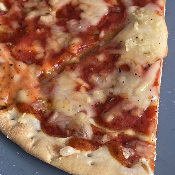 photo of Vemondo Vegan Stonenbaked Pizza Margherita shared by @veganagram on  07 Feb 2022 - review