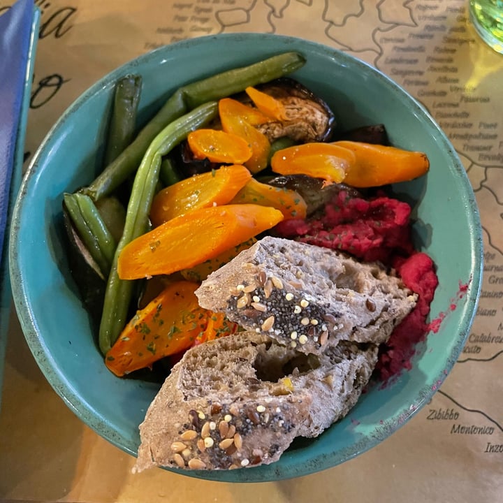 review photo of Buddy Italian Restaurant Cafè Hummus alla barbabietola con verdure di stagione cotte al forno e crostini di pane ai cereali shared by @maddyzazu on 15 May 2022 - review