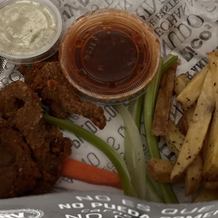 review photo of Revolucion Verde Chickn Alitas shared by @yaneli on 21 May 2022 - review
