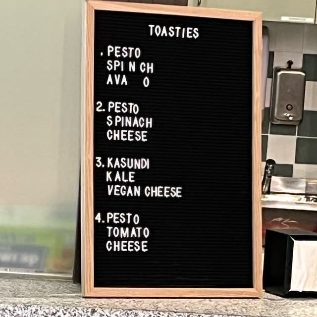 「Kasundi, Kale & Vegan Cheese Toastie」の料理の写真
