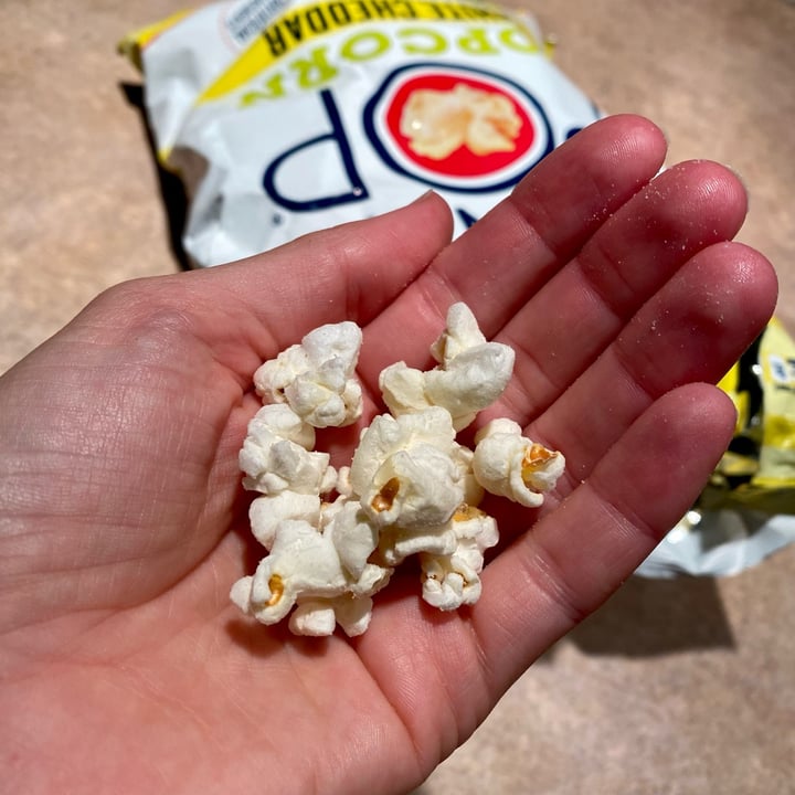 photo of Skinny Pop Skinny Pop White Cheddar Popcorn shared by @curvycarbivore on  27 Oct 2021 - review