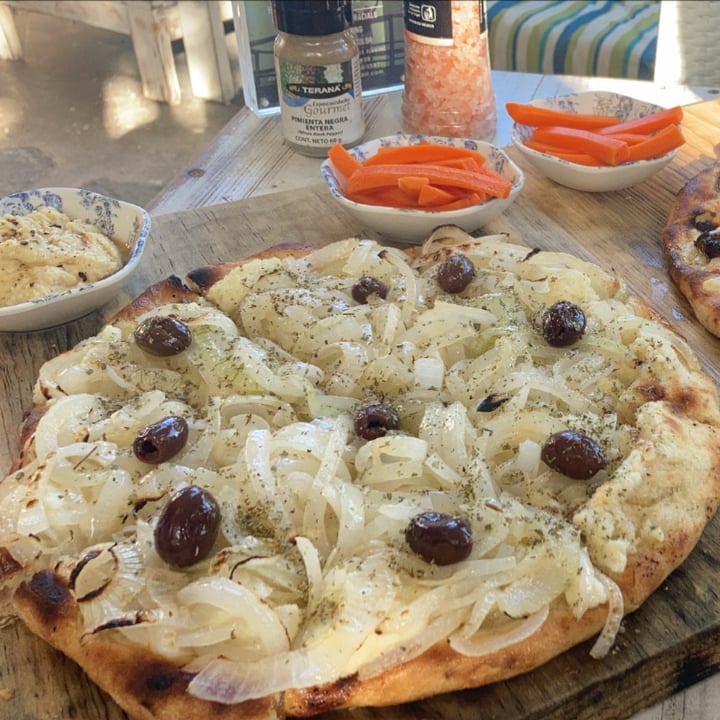 review photo of Layla Vegan Pizza Onion Glass shared by @samhofst on 09 Jun 2021 - review