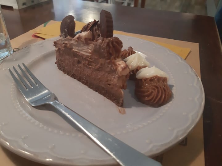 photo of Dulcamara Vegan Bakery & Bistrot Torta cremosa al cioccolato con base crudista al cocco e cacao, mousse al cioccolato e crema al cioccolato shared by @ottegat on  20 Feb 2020 - review