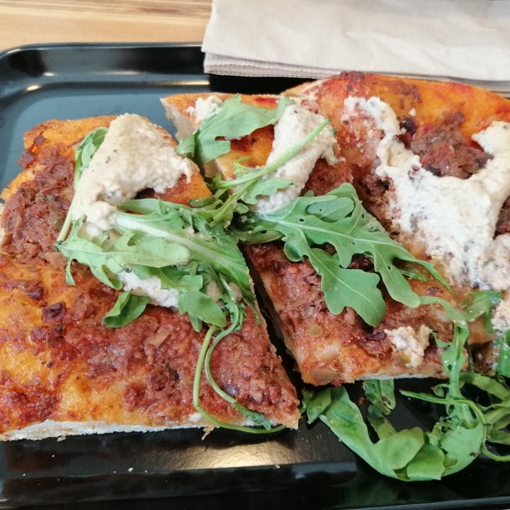 photo of Gorilla Bäckerei Oliven-tapenade pizza shared by @evanitra on  02 Oct 2022 - review