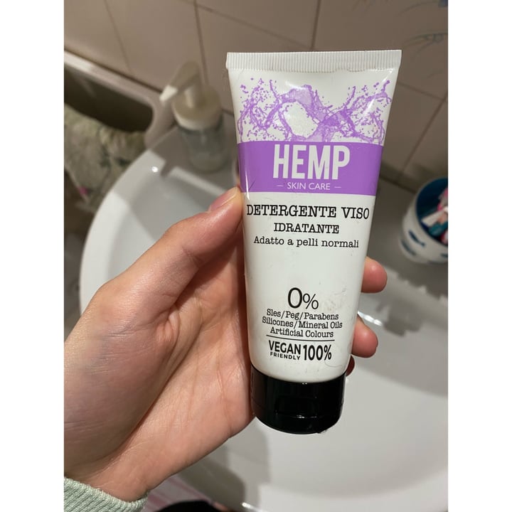 photo of Harbor Natural Cosmetics Hemp Detergente Viso shared by @maramannarelli on  05 May 2022 - review