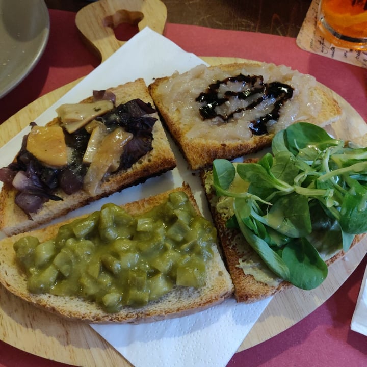 photo of Osteria della Vecchia Piazza Crostini Misti Vegan shared by @federicazanasi on  18 Oct 2022 - review