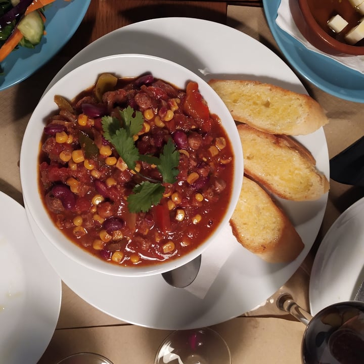 photo of Café Madrigal Chili Sin Carne con Pan de Ajo shared by @rominaguch on  30 Dec 2021 - review
