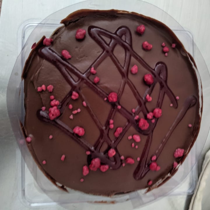 review photo of Woolworths (Australia) Chocolate cake shared by @ariellevegan on 26 Sep 2021 - review