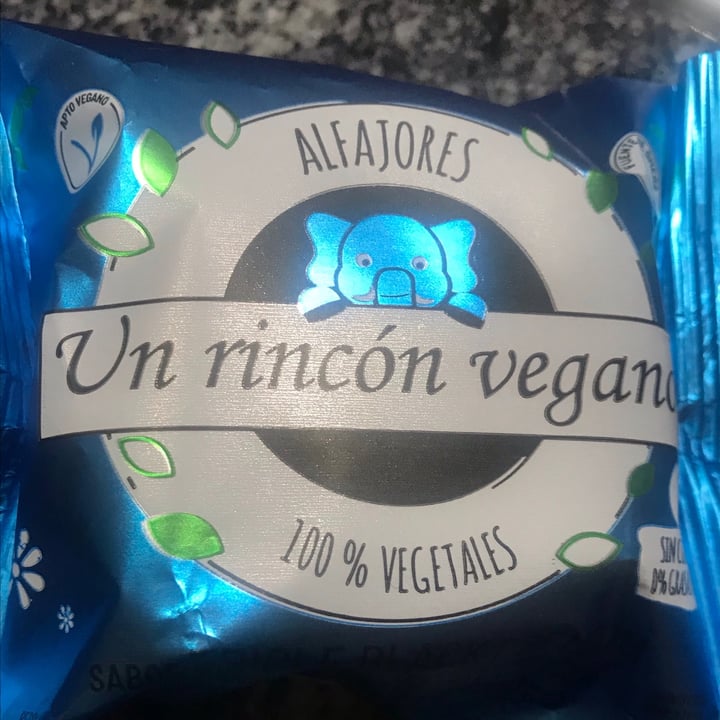 photo of Un Rincón Vegano Alfajor Triple Black Premium shared by @noemariel on  12 Oct 2020 - review