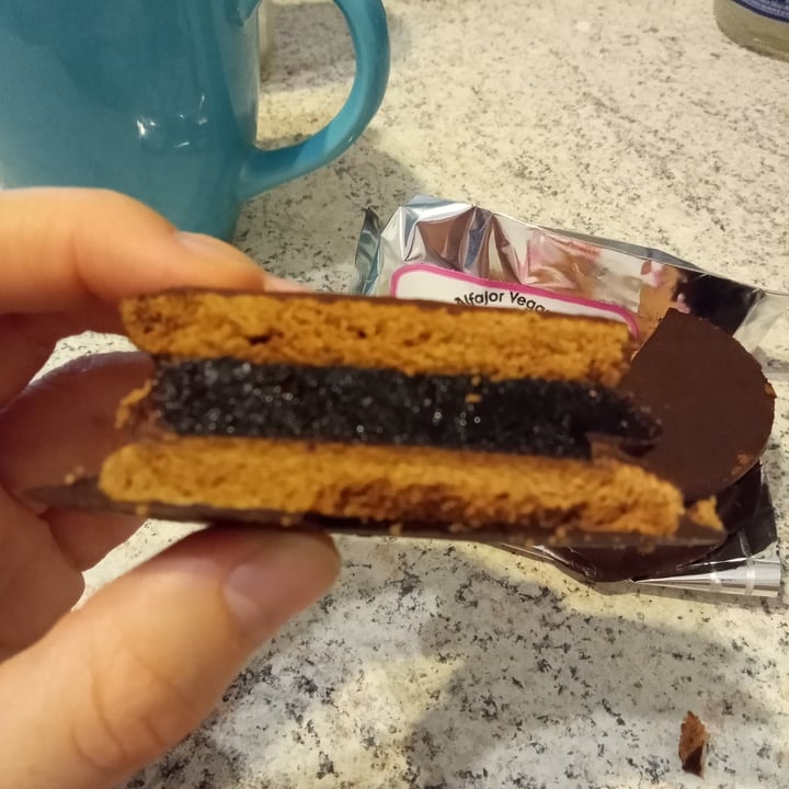 review photo of Veggie Break Alfajor Vegano Relleno con Arándanos shared by @sofiamusical on 05 Mar 2021 - review