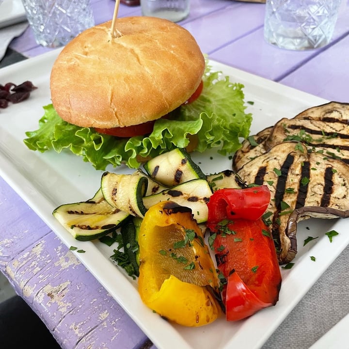 photo of Recyclage Cafè veg burger shared by @bresciaveg on  03 Jul 2022 - review