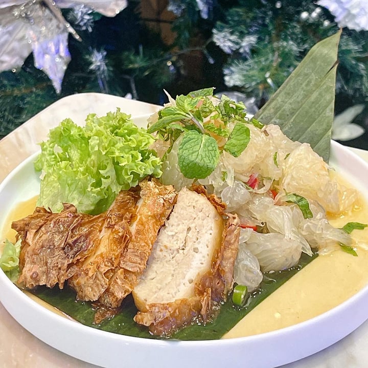 photo of Bangkok Jam Great World City Pomelo Salad with Love Handle Plant-based Grilled Chicken shared by @veggiexplorer on  24 Nov 2022 - review