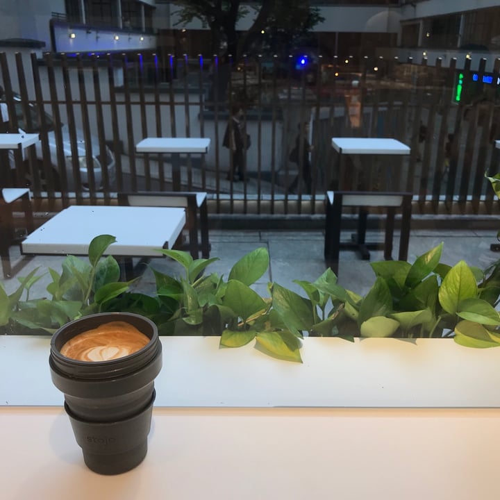 review photo of % Arabica Hong Kong Sheung Wan Oat milk Latte shared by @vc on 27 Jun 2020 - review