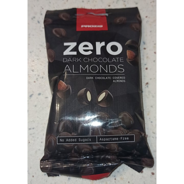 photo of Prozis Zero Dark chocolate almonds shared by @giulyzf on  06 Dec 2021 - review