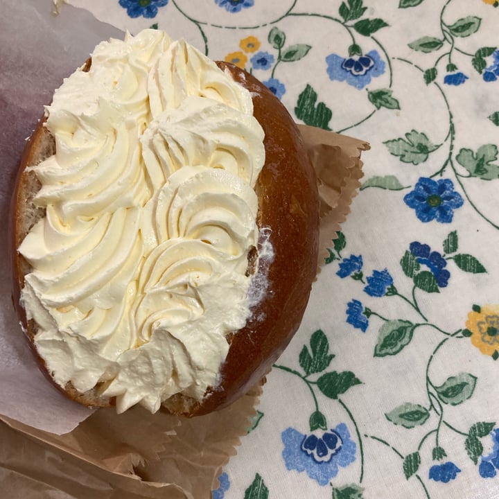 photo of Vegustibus Maritozzo con crema chantilly shared by @flasol on  03 Apr 2022 - review