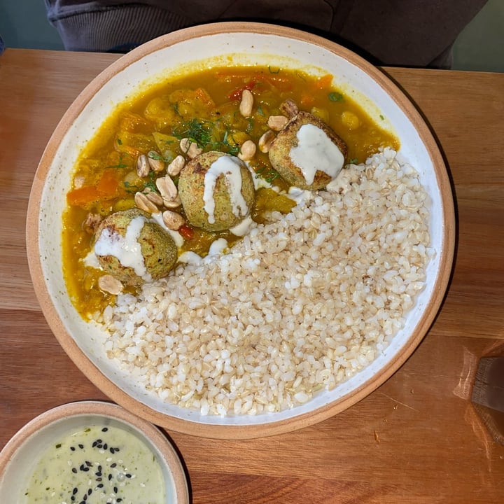 photo of Eggs & Greens Café curry con falafel shared by @inespressable on  02 Jul 2022 - review