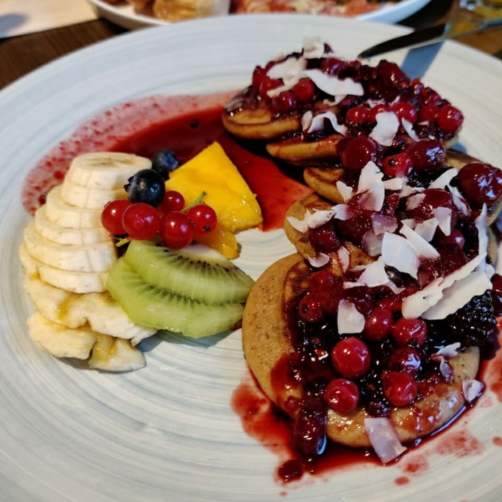 photo of Eqvilibrivm Café Pancake con fruta fresca y compota de bayas shared by @adry7cf on  08 Dec 2021 - review