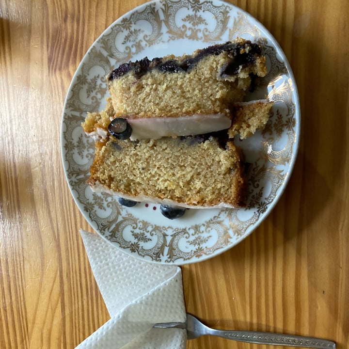 review photo of Pure Café Lemon & Blueberry Cake shared by @ilonabierbooms on 31 May 2022 - review