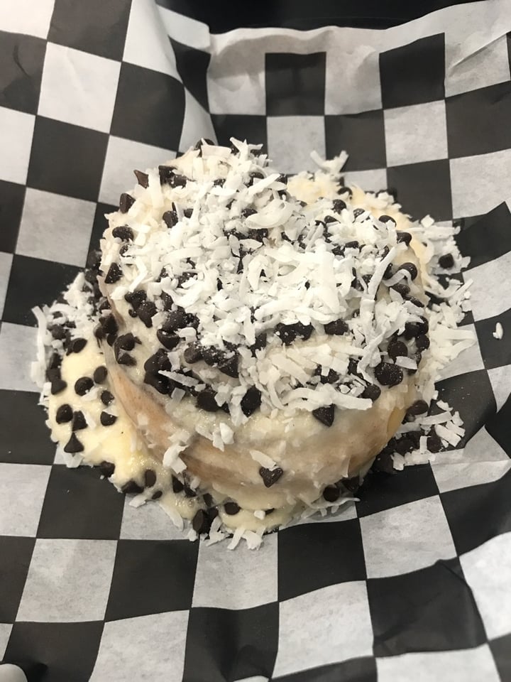 photo of Cinnaholic Cinnamon Roll w/ Marshmallow Frosting & Chocolate Chips shared by @dominionandchill on  20 Mar 2020 - review