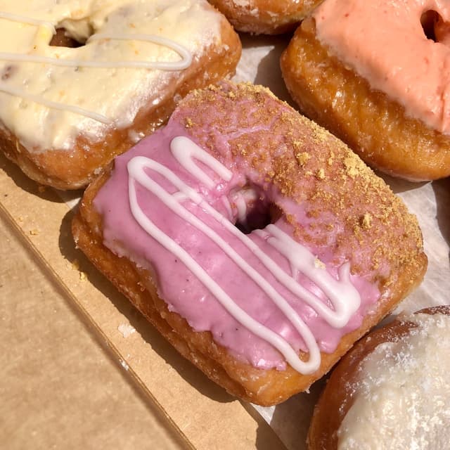Foto del plato “Blueberry Cheesecake Donut”
