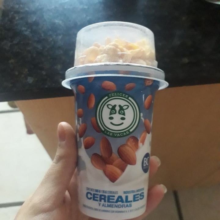 photo of Felices Las Vacas Yogurt de Almendras con Cereales shared by @maiamichelis on  14 Jul 2022 - review